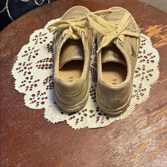 GUESS Women's Shimmering Gold Sneakers Size 7 - Picture 3 of 3
